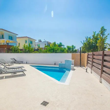 Ayia Triada Four Bedroom וילה