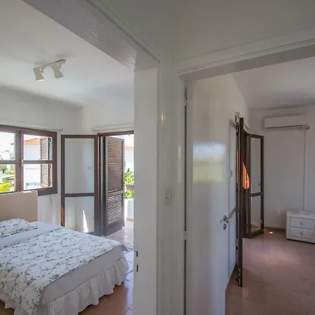 וילה Ayia Triada Four Bedroom פאראלימני